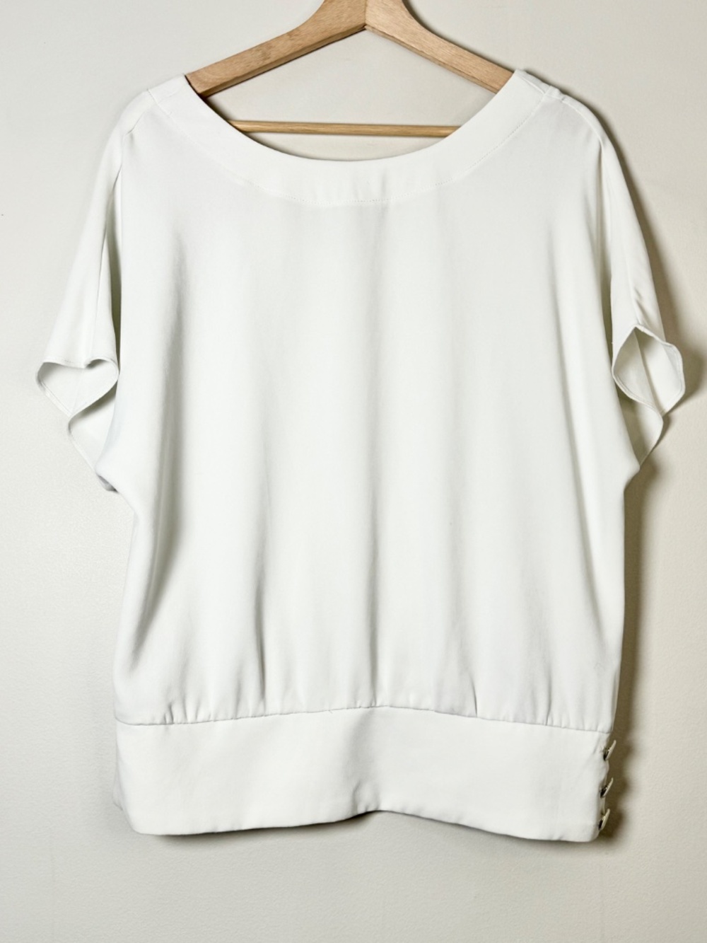 Trina Turk White Boatneck V-Back Dolman Sleeve Banded Button Hem Top Sz M